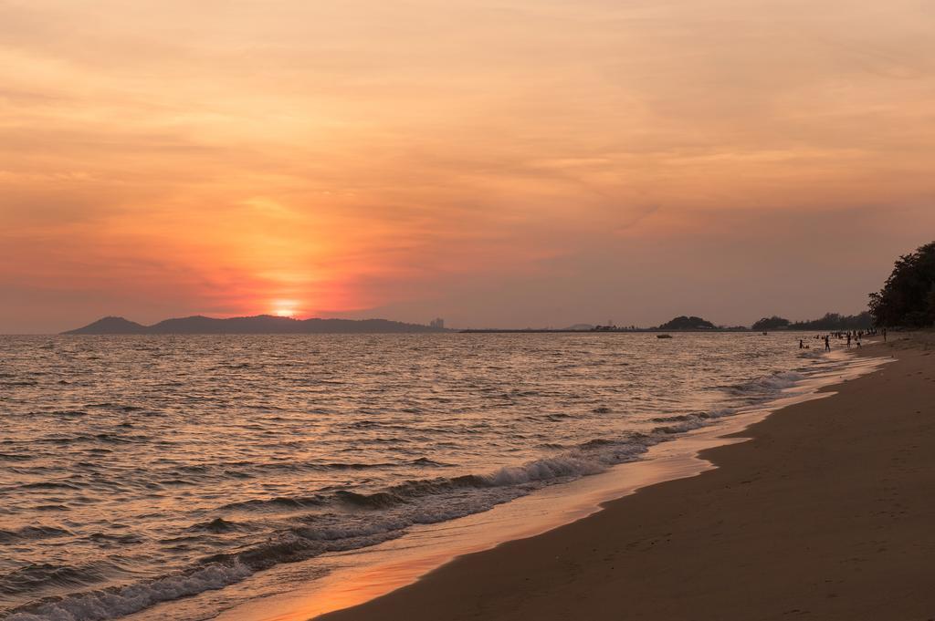 The Oriental Beach Resort Rayong Extérieur photo